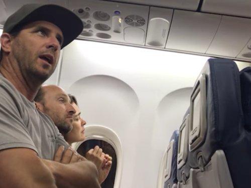 Setelah United Airlines, Delta Airlines Juga Usir Penumpang