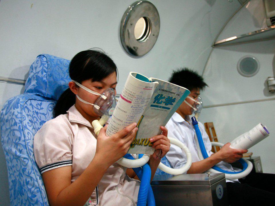 16 Potret Ujian di Tiongkok yang Bikin Kamu Bersyukur Sekolah di Indonesia