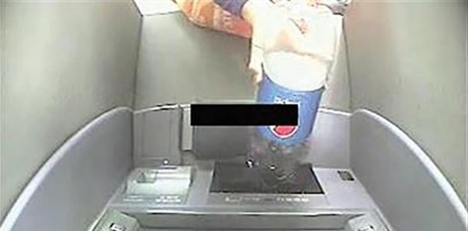 Kena Tipu, Perempuan Ini Tuang Soda ke Mesin ATM
