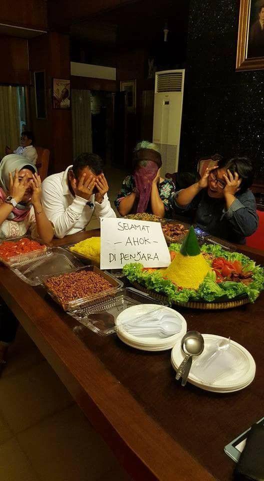 Beredar Foto "Selamat -Ahok- di Penjara" Saat Acara Tumpengan