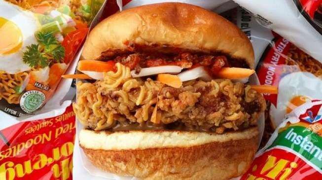 Restoran Australia Ini Sajikan Burger Isi Indomie Goreng