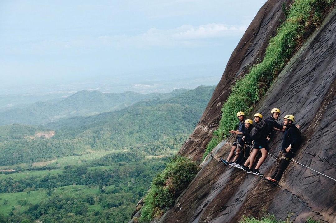 Bosan Naik Gunung? Yuk, Coba Mendaki Tebing Via Ferrata!