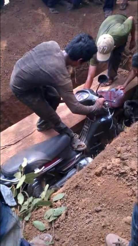 VIDEO: Aneh atau Unik? Jenazah Ini Dikubur Bersama Motornya