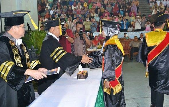 Kamu Gak Harus Berhenti Jadi Aktivis Kampus Demi Meraih Gelar Cum Laude