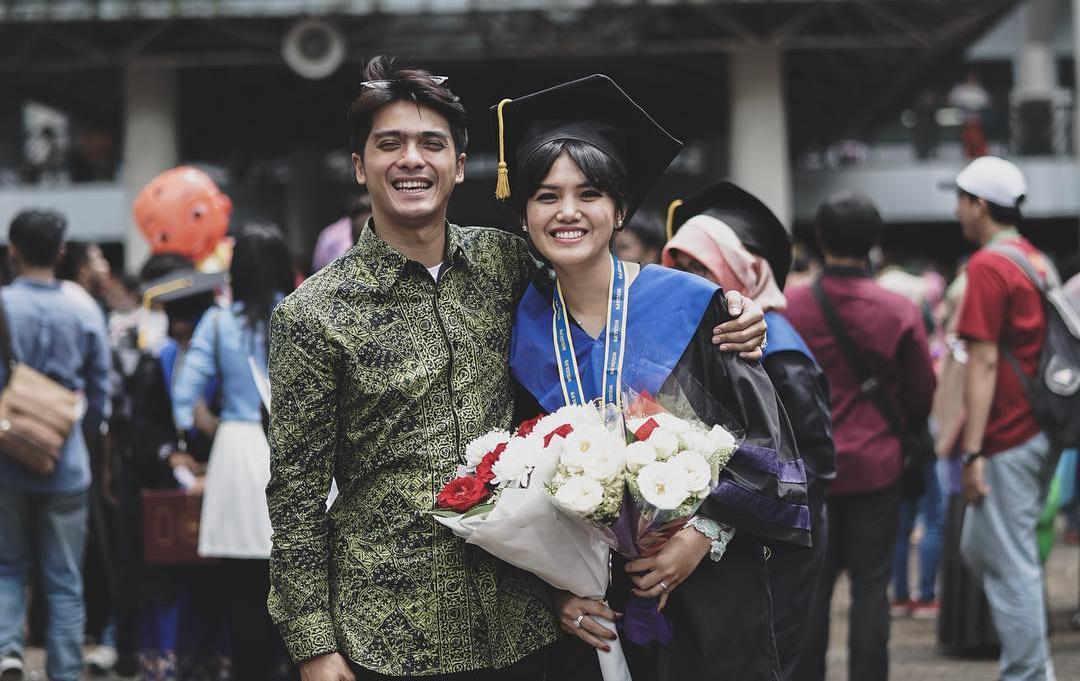 Cewek Pasti Suka, Ini 10 Gaya Kece Dampingi Wisuda Pasangan!