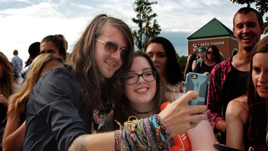 Kenali 8 Kepribadian Seseorang Dari Gayanya Saat Foto Selfie