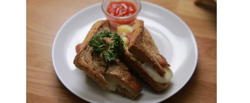 Saussage Grilled Cheese a la IDNtv Yummy!