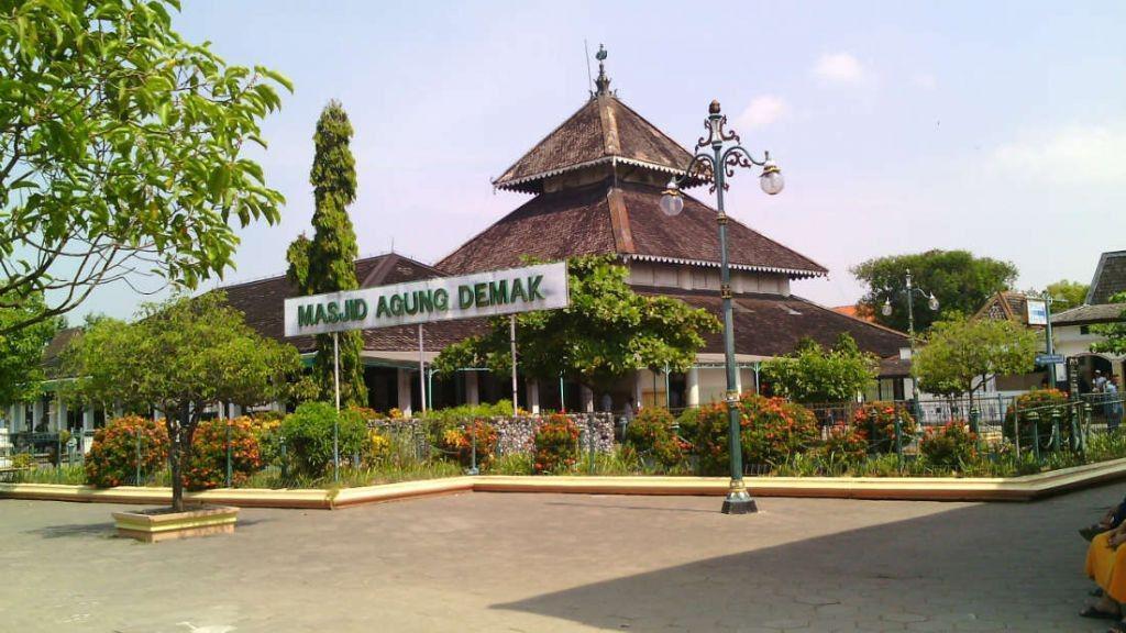 Wisata Saat Ramadan, Kunjungi 4 Masjid Tertua di Indonesia Ini