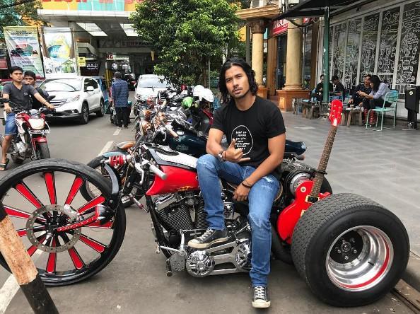 10 Outfit Cowok untuk Bukber Kece!