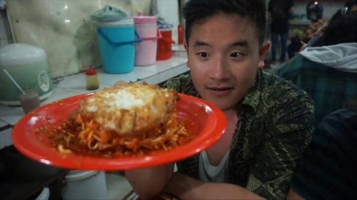 Youtuber Ini Gagal Tuntaskan Tantangan Makan Mie Goreng Level 100
