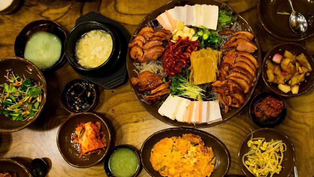 4 Keunikan Budaya Makan & Minum di Korea yang Berbeda Jauh dengan Indonesia