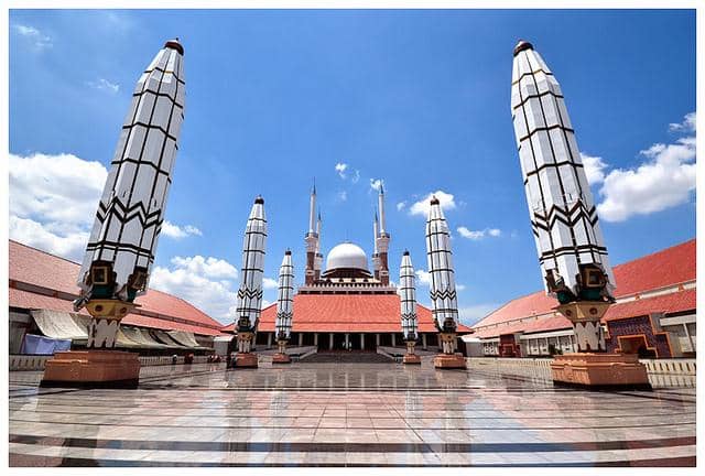 Bikin Takjub, 5 Masjid Megah di Indonesia Ini Harus Kamu Kunjungi