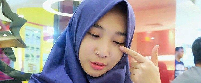 10 Foto Mahasiswi Hijab Unhas Ini Bikin Sejuk di Mata