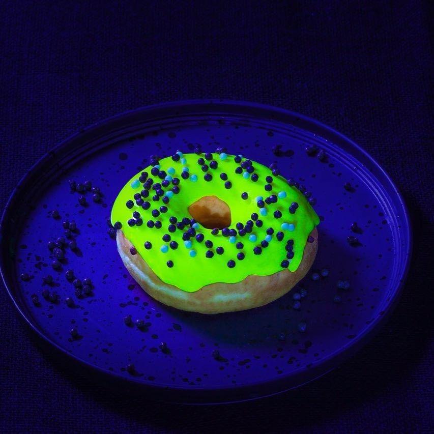 Mencicipi Glownut, Donat yang Bisa Menyala Dalam Gelap