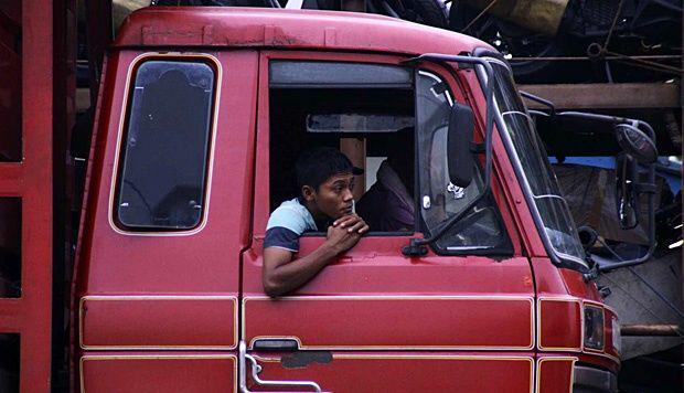 Jauh dari Keluarga, Ini Pengalaman Puasa Seorang Sopir Truk