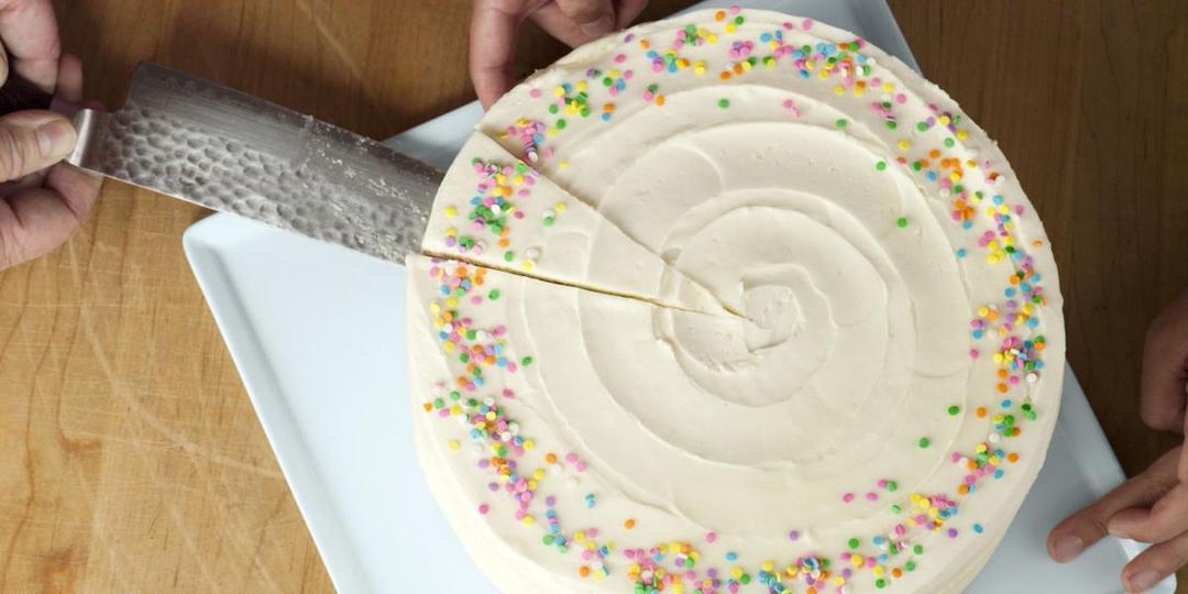 Cara Kamu Memotong Kue Selama Ini Salah. Ini yang Benar!