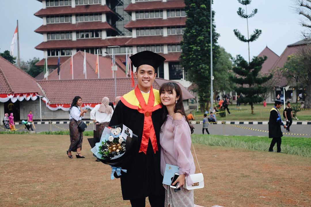 10 Style Menawan ala Seleb untuk Dampingi Pasangan Wisuda