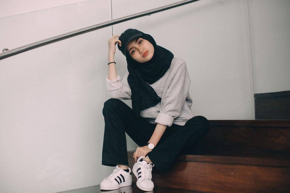 Buat si Tomboy, 6 Gaya Hijab Boyish ala Selebgram Nisa Cookie