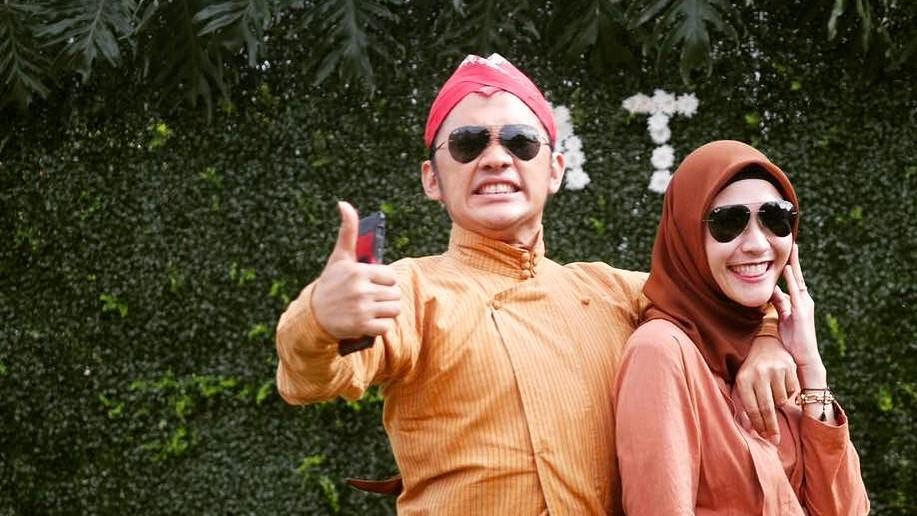 Cinta Tak Pandang Usia, Artis Duda Ini Taklukkan Gadis Belia