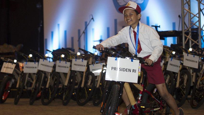 7 Aksi Kocak yang Dilakukan Demi Dapatkan Sepeda dari Presiden Jokowi