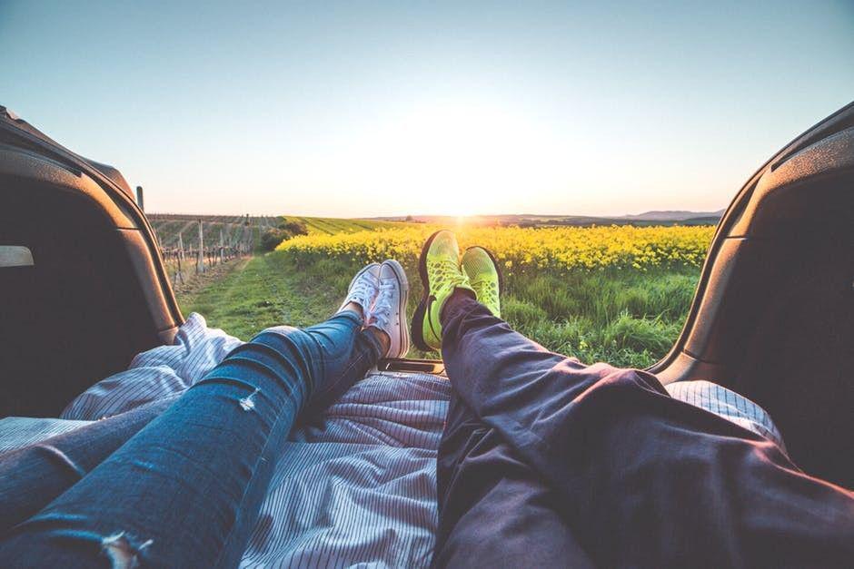 Beginilah 10 Tanda Jika Si Introvert Menyukaimu