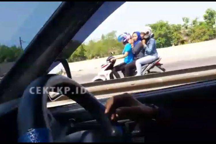 Ibu Naik Motor Bonceng Tiga di Tol Medan Ini Dikecam Netizen