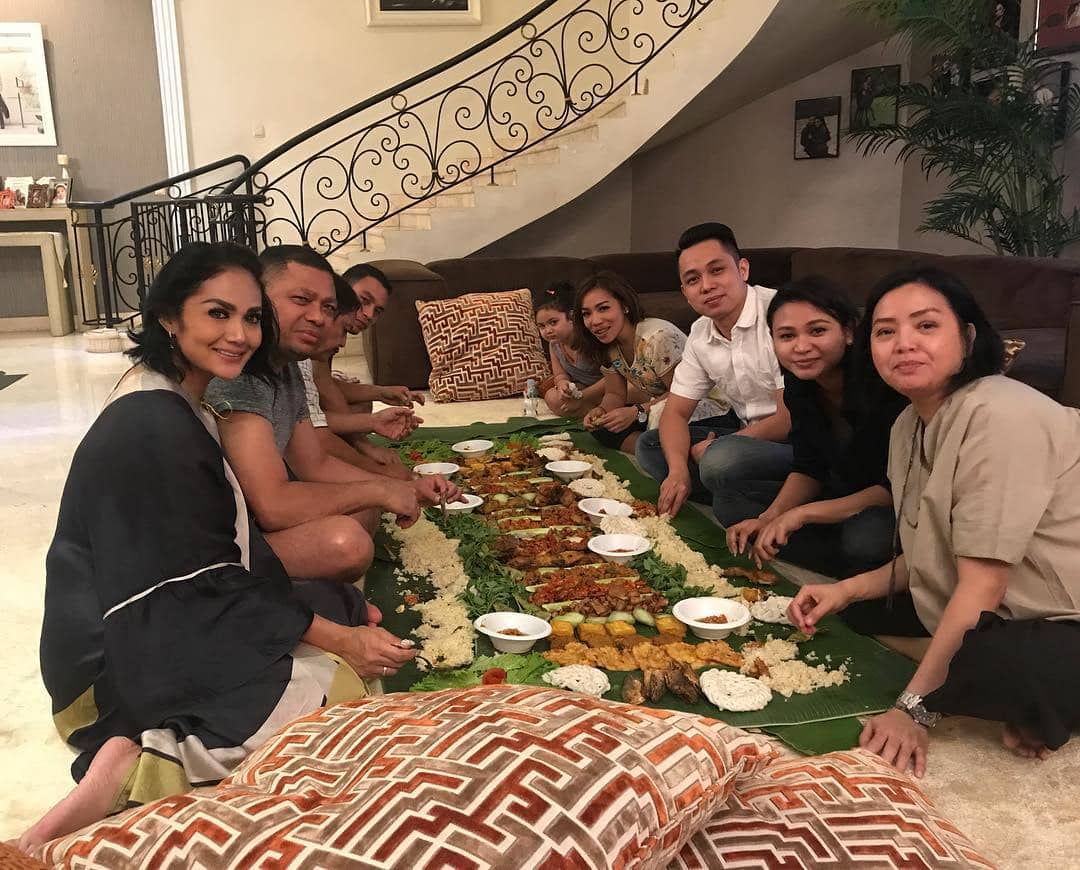 Heboh Buka Bersama Nasi Liwetan, Coba Intip Keseruan 10 Artis Ini