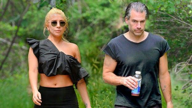 Anti Mainstream! Lady Gaga Mendaki Gunung Pakai High Heels