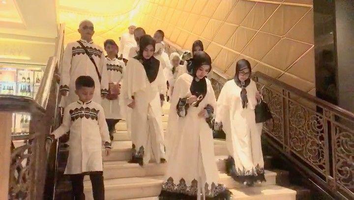 Tidak Mudik, 12 Artis Ini Pilih Berlebaran di Luar Negeri