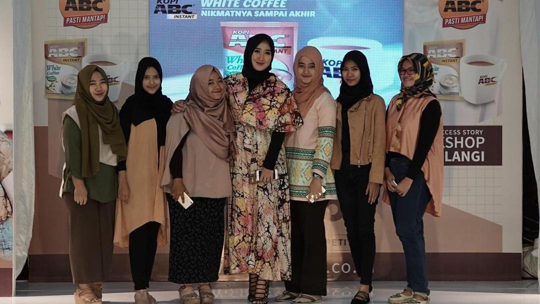 Dian Pelangi Seleksi Desainer Muda Berbakat di Coffetone X YOU