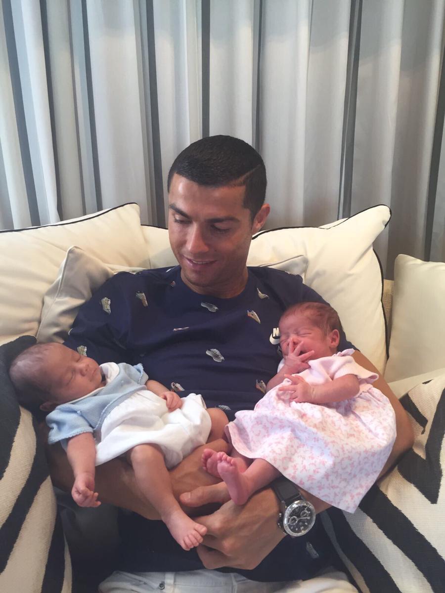 Potret Kebahagiaan Ronaldo Pasca Kelahiran Anak Kembarnya
