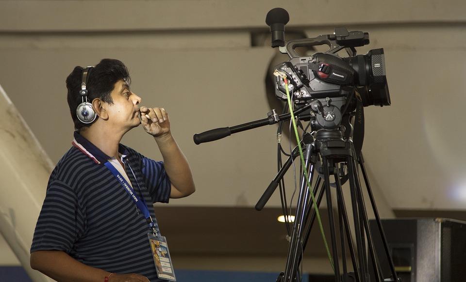Perjuangan Kerja di Televisi yang Cuma Dinikmati Orang Tangguh