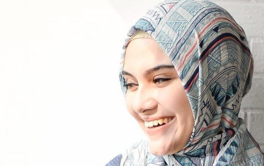 10 Foto Zee Zee Shahab Ini Bukti Cantik Tak Harus Bermake-up Tebal
