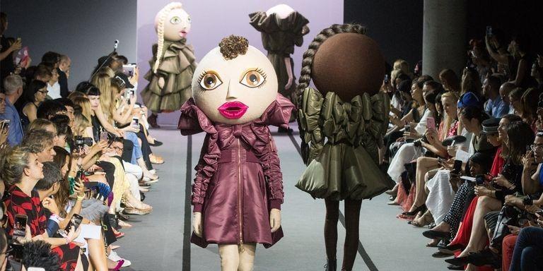 Unik! Desainer Pakai Boneka Sebagai Model Runway
