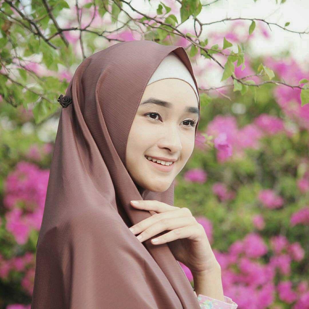 15 Gaya Hijab Mahasiswa UNJ Ini Bikin Hati Adem dan Modis