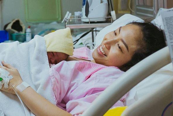 6 Potret Kelahiran Putra Kecil Ayu Dewi, Selamat Ya!