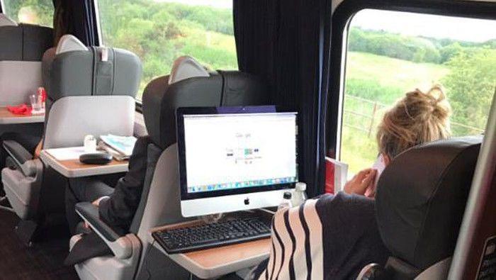 Like a Boss: Cewek Ini Cuek Gunakan Komputer Desktop di Kereta