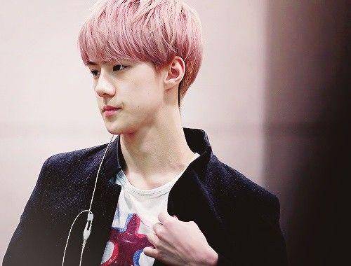 5 Idol Cowok K-Pop Ini Justru Keren dengan Rambut Pink