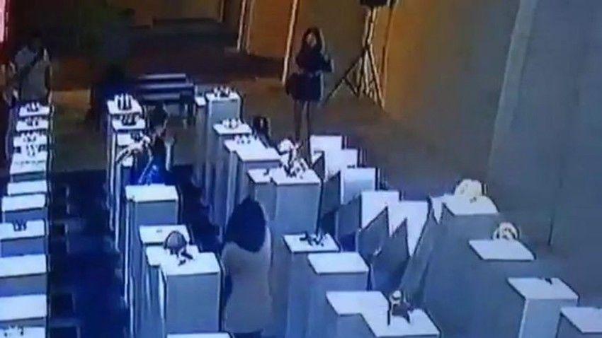 VIDEO: Ingin Berselfie, Wanita ini Tak Sengaja Hancurkan Karya Seni Senilai 2,6 Miliar