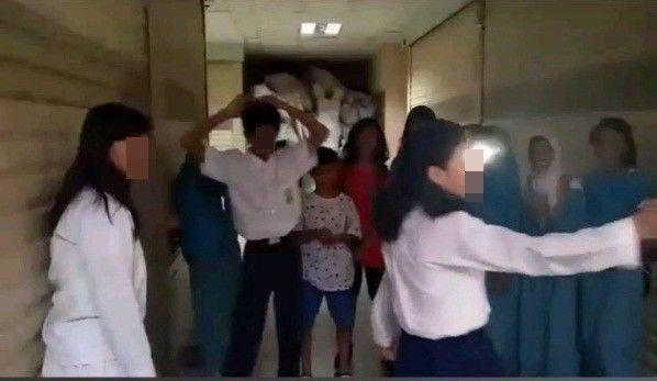 VIDEO: Netizen Geram, Siswi SMP Dijambak Jadi Tontonan