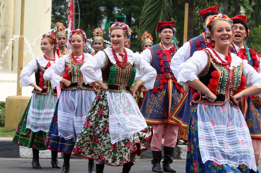 Surabaya Cross Culture Digelar Spektakuler, Bu Risma Ikut Menari Lho!