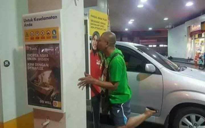 Ini yang Terjadi Jika Pria "Mencabuli" Iklan Bergambar Perempuan Malaysia