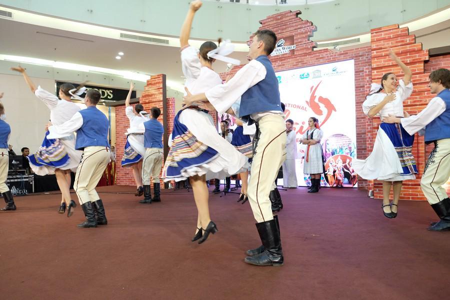 Potret Kemeriahan Surabaya International Etnic dan Culture Festival