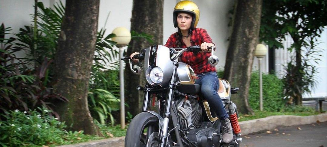 Garang! 7 Artis Wanita Indonesia Menggilai Moge dan Sport