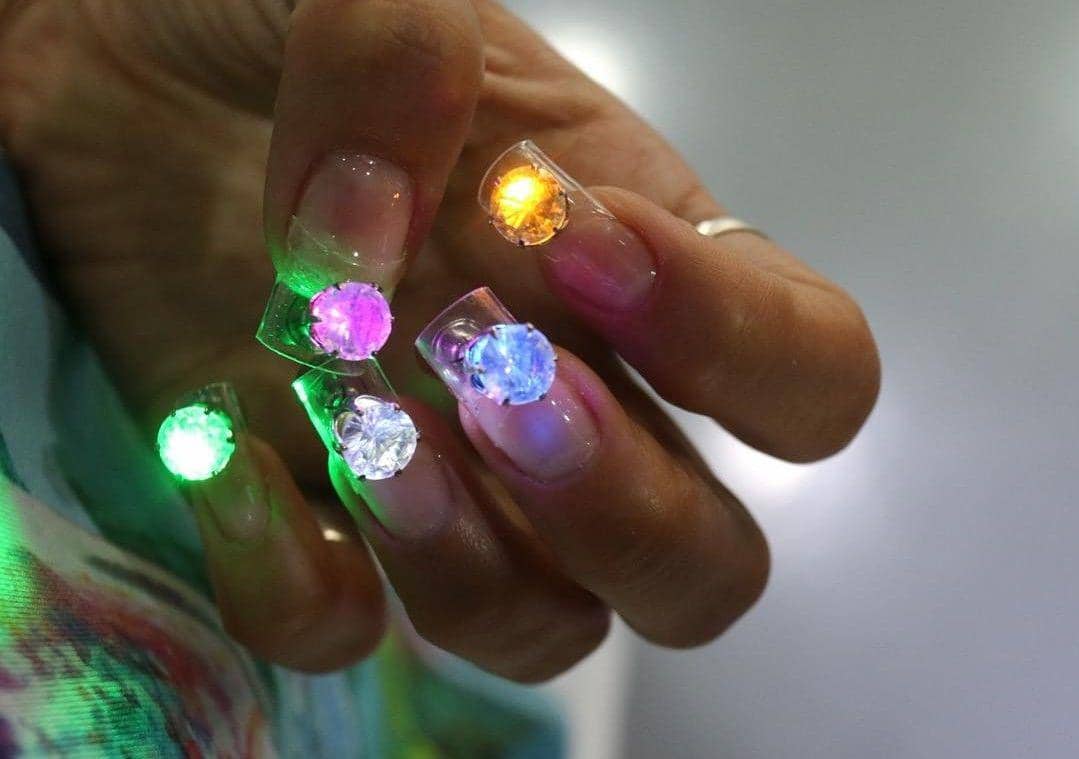 Kini Muncul Trend Nail Art Pakai Lampu LED, Mau Mencobanya?