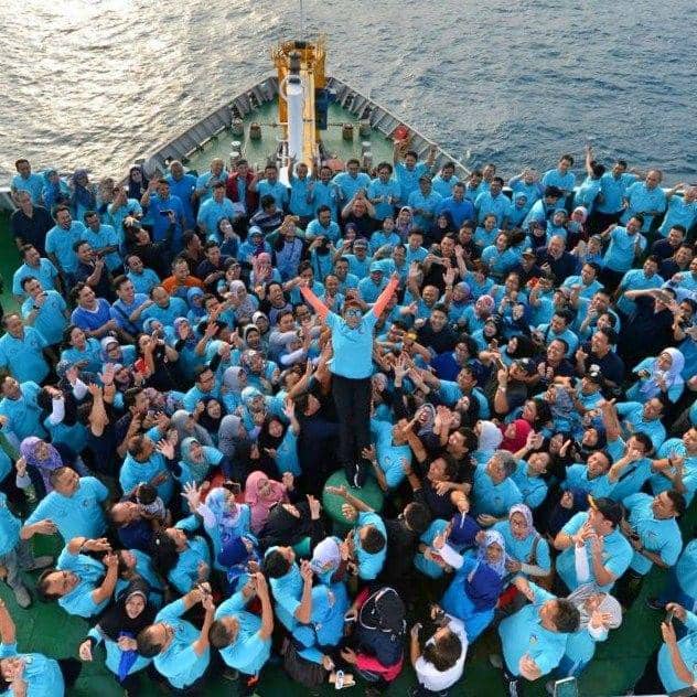 Aksi Crowd Surfing & Joget Susi Pudjiastuti di Atas Kapal Jadi Viral