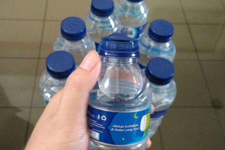 Aqua: "Tutup Botol yang Bisa Dicungkil Bisa Ditukar Tanpa Biaya"