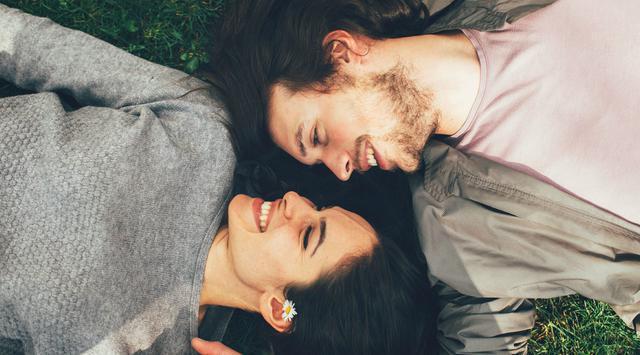 7 Gelagat Pria Ketika Jatuh Cinta, Coba Deh Kamu Amati