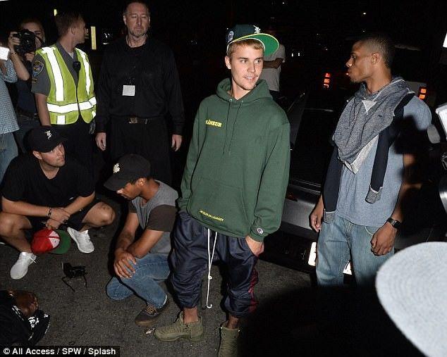 Setelah Batalkan Tur, Kini Justin Bieber Malah Tabrak Fotografer