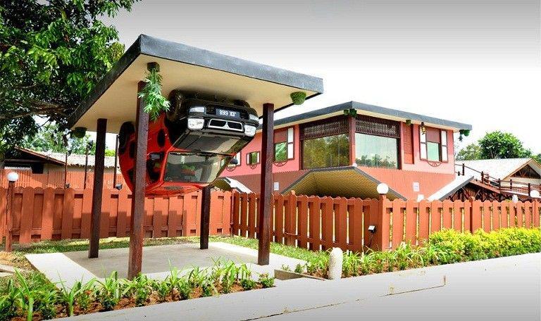 Asyik, Ada Rumah Terbalik Juga di Lombok
